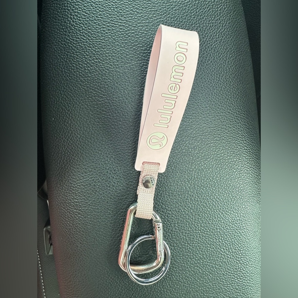 lululemon finger loop silicone keychain